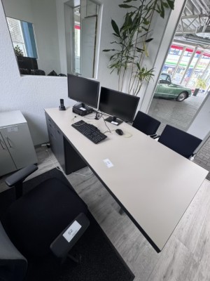 1 Schreibtisch